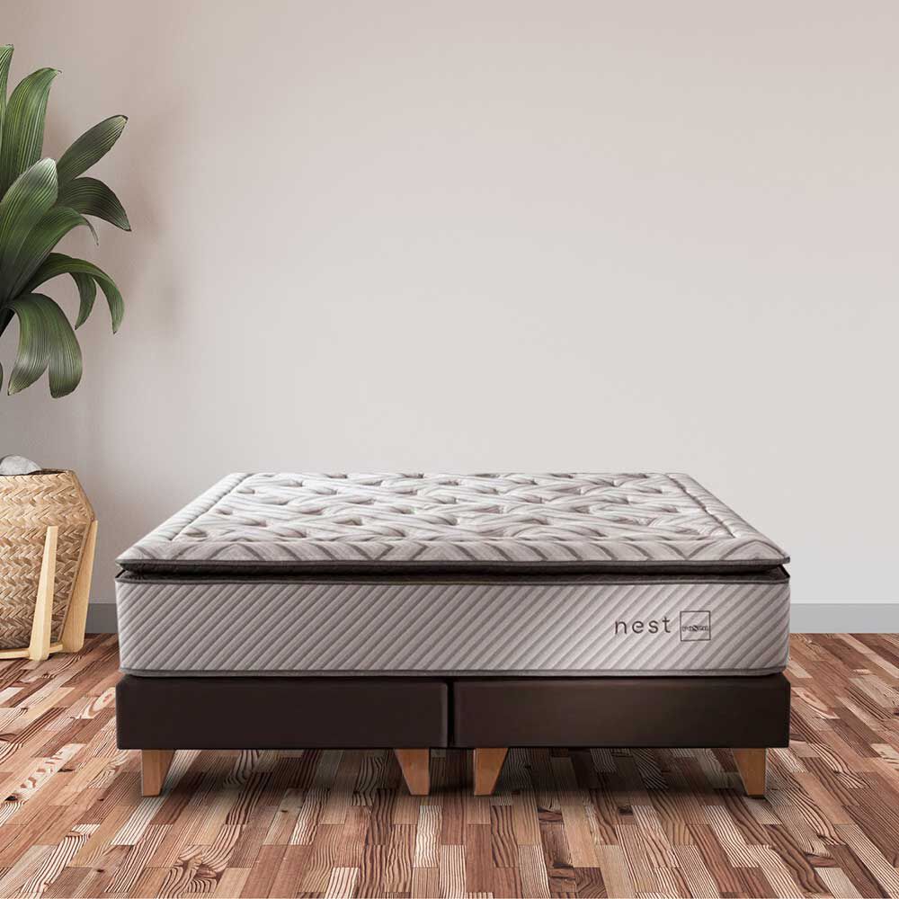 Cama Europea Rosen Base Dividida King Nest + Respaldo + 2 Veladores Charles