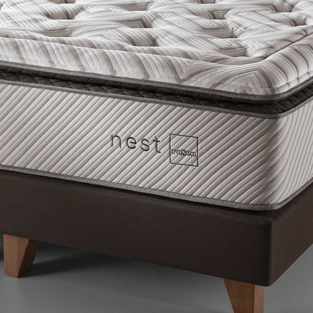 Cama Europea Rosen Base Dividida King Nest + Respaldo + 2 Veladores Charles